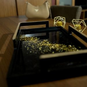 سینی رزینی دست‌ساز؛ تلفیق هنر سیاه و طلایی